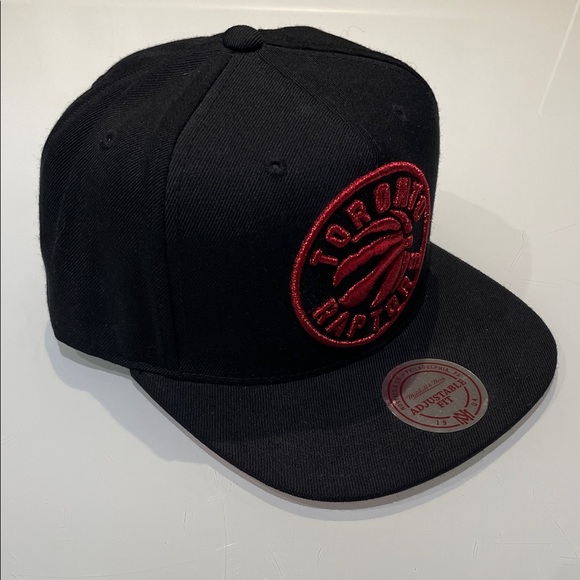 *NEW* Mitchell & Ness Black and Red Toronto Raptors Snapback Hat - Picture 2 of 8